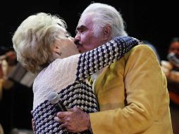 Vicente Fernández recibe un testimonio de amor de parte de su esposa, doña María del Refugio “Cuquita” Abarca Villaseñor. EFE /