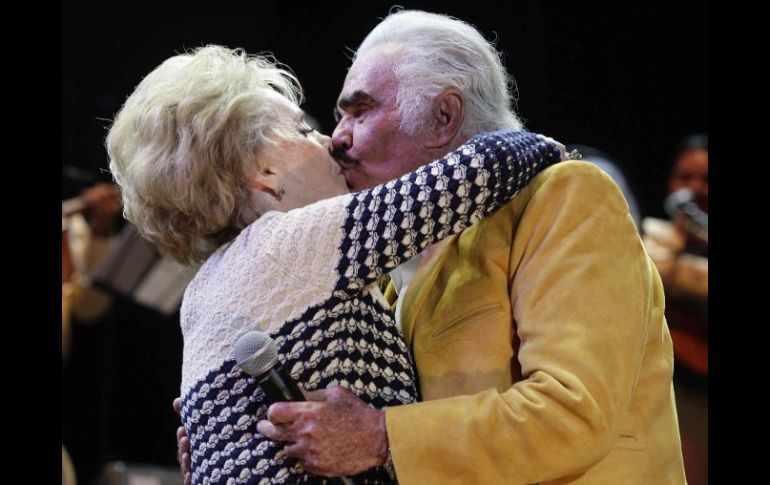 Vicente Fernández recibe un testimonio de amor de parte de su esposa, doña María del Refugio “Cuquita” Abarca Villaseñor. EFE /