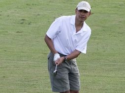 Barack Obama jugó a la par del ex número uno del golf mundial, Tiger Woods. AFP /