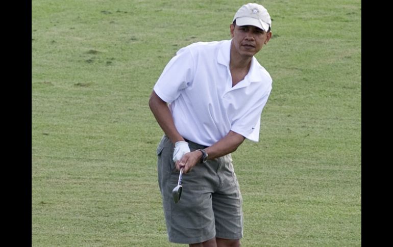 Barack Obama jugó a la par del ex número uno del golf mundial, Tiger Woods. AFP /