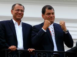 El presidente Correa (d) celebró su triunfo al lado del vicepresidente Jorge Glass (i) frente a sus seguidores. EFE /