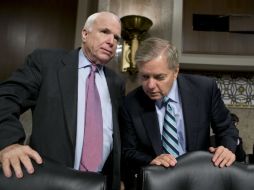 Imagen de los senadores republicanos John McCain y Lindsay Graham. AP /