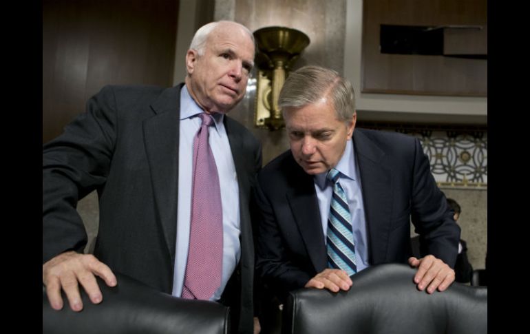 Imagen de los senadores republicanos John McCain y Lindsay Graham. AP /