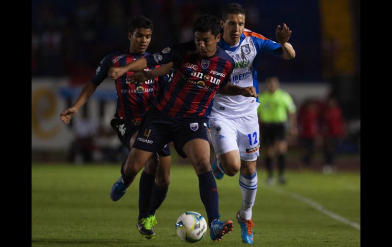 Acción del partido entre Atlante y Querétaro con lo que se cerró la Jornada 7 del Clausura 2013. MEXSPORT /