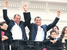 META CUMPLIDA. El mandatario ecuatoriano (centro) celebra en el Palacio de Carondelet, en el Centro de Quito. AP /