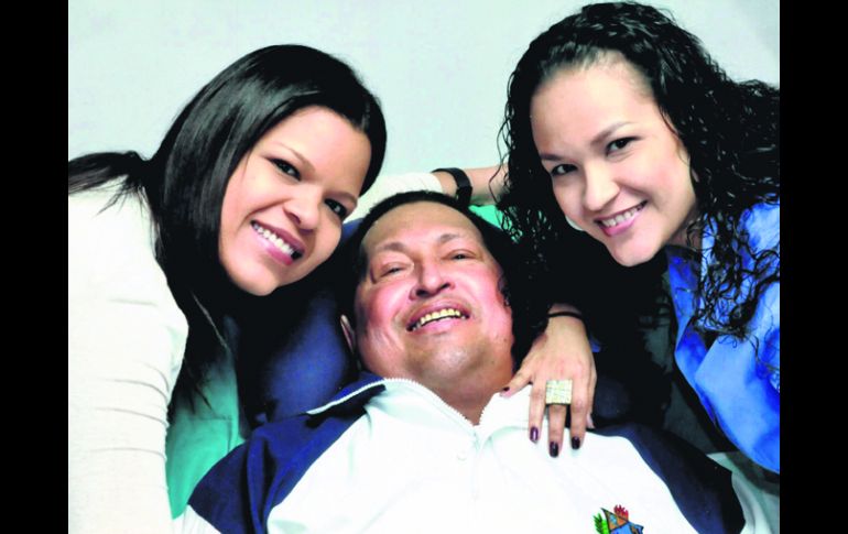 Confianza. En una foto del pasado día15, el mandatario posa con sus dos hijas, en el hospital de La Habana. AP /