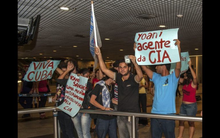 Manifestantes realizan protestas contra la llegada de Sánchez a Brasil. EFE /