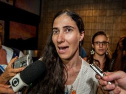 A su llegada a Recife, Yoani Sánchez fue entrevistada por la prensa local. EFE /