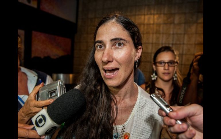 A su llegada a Recife, Yoani Sánchez fue entrevistada por la prensa local. EFE /