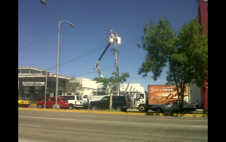 A estas horas son dos los carriles cerrados mientras realizan los trabajos de reparación.  /