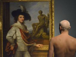 Los nudistas que acudieron hoy a la exposición, en su mayoría hombres. EFE /