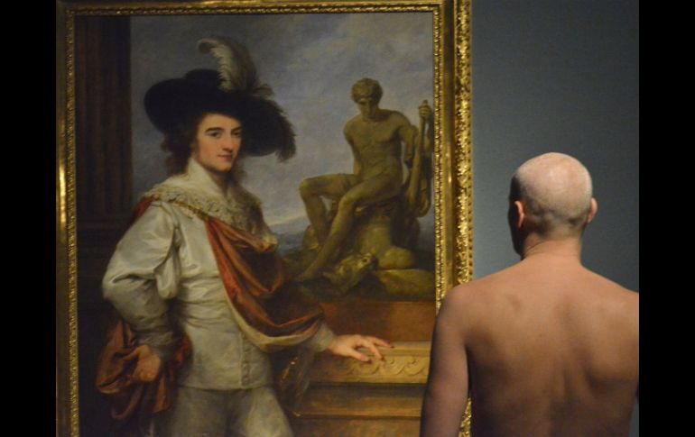 Los nudistas que acudieron hoy a la exposición, en su mayoría hombres. EFE /