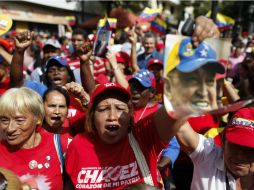 Seguidores del presidente de Venezuela, Hugo Chávez, apoyan al líder con banderas y pancartas. EFE /