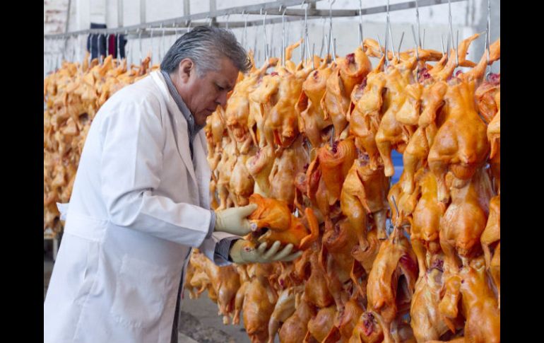 El director del Rastro de Aves de León, examina algunas aves sacrificadas. EFE /