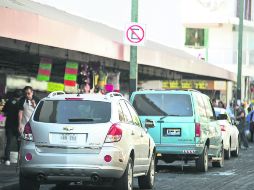 Independencia. La calle de dos carriles se reduce a uno por causa de los que se estacionan en los sitios prohibidos. EL INFORMADOR /