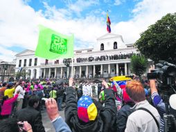 Sigue la fiesta en Quito. Simpatizantes de Rafael Correa festejaron ayer la victoria afuera del Palacio Carondelet (casa presidencial). AFP /