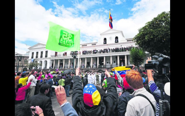 Sigue la fiesta en Quito. Simpatizantes de Rafael Correa festejaron ayer la victoria afuera del Palacio Carondelet (casa presidencial). AFP /