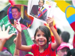 Júbilo. Adultos y niños expresan alegría por el regreso del presidente venezolano a Caracas. AFP /