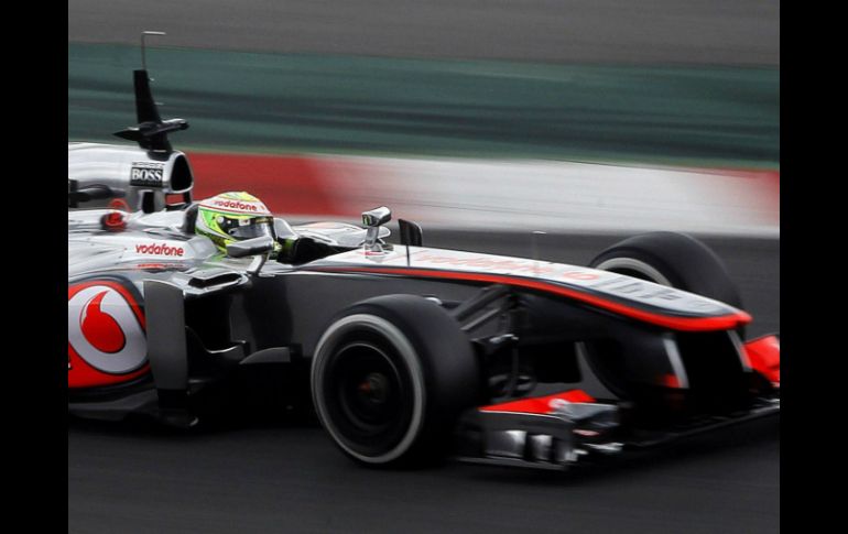 Pérez (McLaren) finaliza 24 vueltas y tiene un mejor tiempo de 1:24.124. EFE /