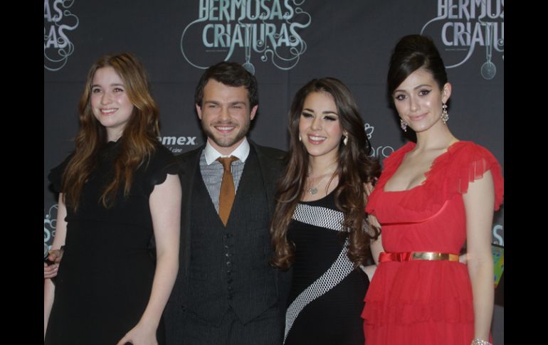 Alice Englert, Alden Ehrenreich, Danna Paola y Emmy Rossum, en la alfombra violeta. NTX /