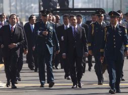 Enrique Peña Nieto (3 i-d), acompañado del gobernador Eruviel Ávila (i), en la ceremonia por el Día del Ejército Nacional Mexicano. NTX /