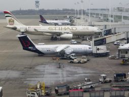 Aviones permanecen aparcados en el aeropuerto de Bruselas en Zaventem, tras el robo de las gemas. EFE /