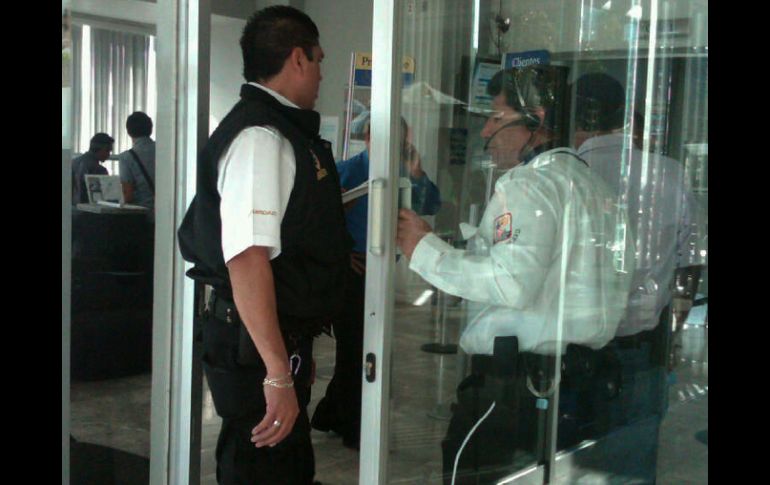 Empleados aseguran que el ladrón amagó a los presentes, y escapó. ARCHIVO /