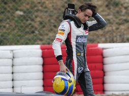 Esteban Gutiérrez desciende de su Sauber luego de una falla durante las prácticas en Montmelo AFP /