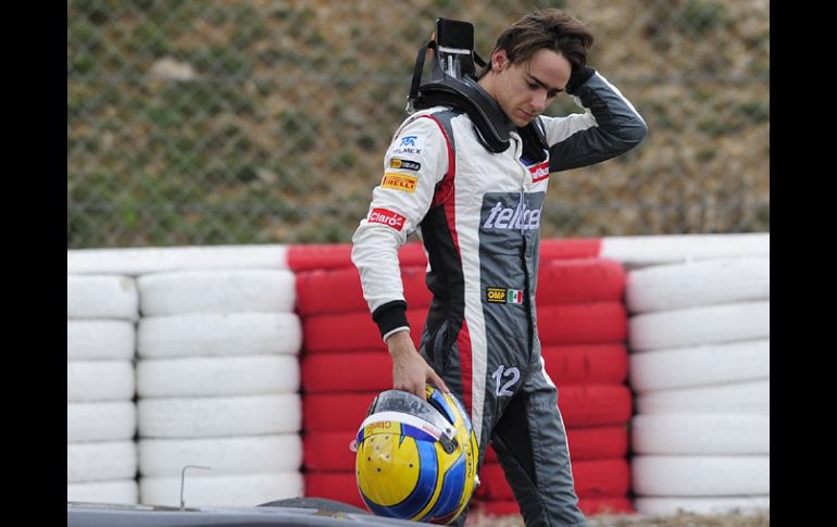 Esteban Gutiérrez desciende de su Sauber luego de una falla durante las prácticas en Montmelo AFP /