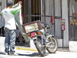 Los repartidores de comida son los más ordenados en portar su casco y documentación. ARCHIVO /