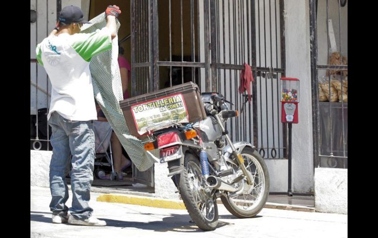 Los repartidores de comida son los más ordenados en portar su casco y documentación. ARCHIVO /