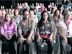 Apoyo moral. Personas asisten a misa en honor de la salud del presidente. Mientras, la oposición se alista para comicios anticipados. EFE /