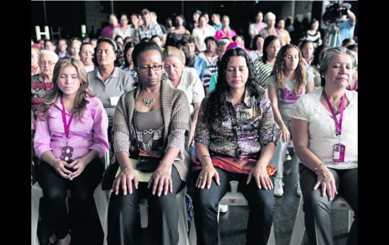 Apoyo moral. Personas asisten a misa en honor de la salud del presidente. Mientras, la oposición se alista para comicios anticipados. EFE /