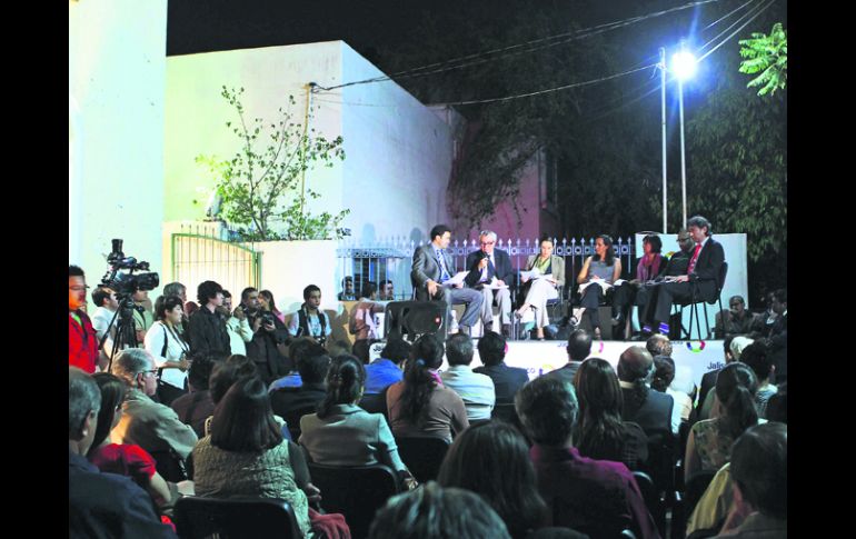 Presídium. David Gómez Álvarez, Luis Aguilar Villanueva, Verónica Baz, Mónica Tapia, Diana Castro, Federico Ramírez y Salvador Camarena ARCHIVO /