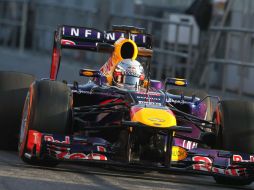 Vettel (Red Bull) utilizó neumáticos blandos para registrar el mejor tiempo de la sesión. EFE /