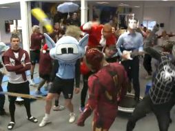 Los 'Citizens' pasan un buen rato antes de iniciar el entrenamiento con el 'Harlem Shake'. ESPECIAL /