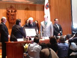 Imagen de la Asociacion Medica de Jalisco @Asoc_Med_Jal de la entrega del reconocimiento ''Doctor Honoris Causa'' al doctor Padilla. ESPECIAL /