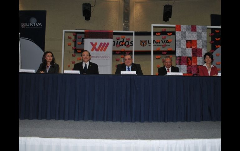 El evento comenzó con una bienvenida a los miembros del presídium, integrado por el Rector, presbítero licenciado Ramírez Yáñez (c). ESPECIAL /