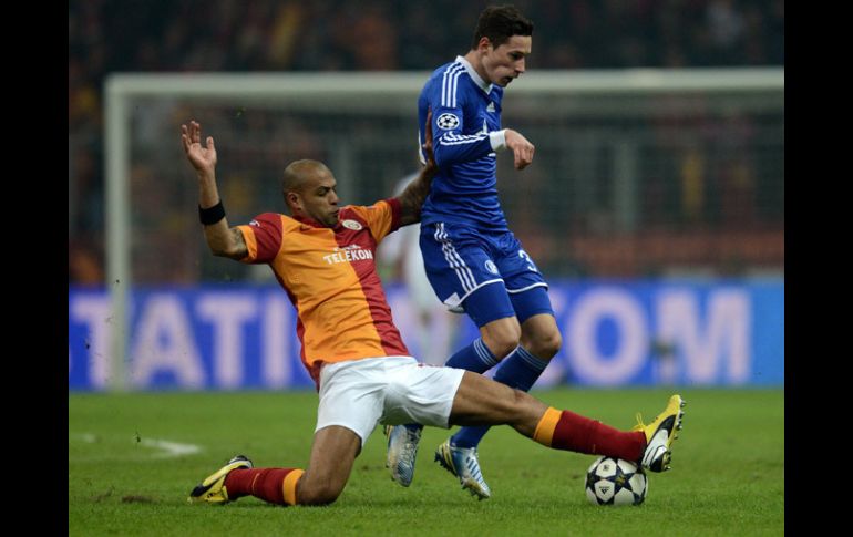 Felipe Melo (izq) trata de quitarle el balón a Julian Draxler del Schalke. AFP /