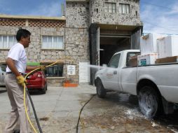 Un trabajador lava un vehículo de la productora de pollo y huevo Bachoco. EFE /