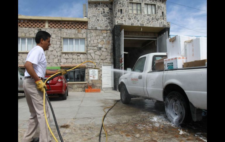 Un trabajador lava un vehículo de la productora de pollo y huevo Bachoco. EFE /