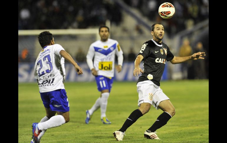 Acci+on del partido celebrado en Oruro, Bolivia entre el San José y Corinthians. AFP /