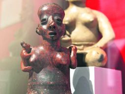 Figura de una mujer desnuda con un bebé. Las piezas en exhibición datan de 200 a.C. hasta la llegada de los españoles a América. EL INFORMADOR /