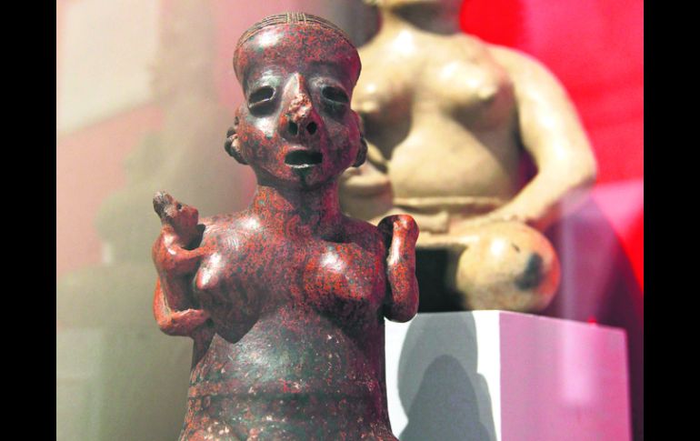 Figura de una mujer desnuda con un bebé. Las piezas en exhibición datan de 200 a.C. hasta la llegada de los españoles a América. EL INFORMADOR /