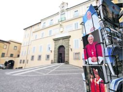 Exhiben para su venta postales del Sumo Pontífice, afuera de la residencia papal de Castelgandolfo. AP /