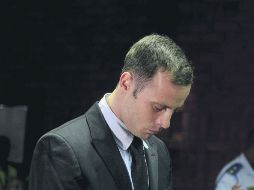 Pistorius cumplió una semana detenido sin saber si aguardará en prisión o en libertad el juicio por el asesinato de su novia. EFE /