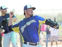 El lanzador michoacano de los Cerveceros de Milwaukee, Yovani Gallardo, encabeza el cuerpo de pitcheo de México. AP /