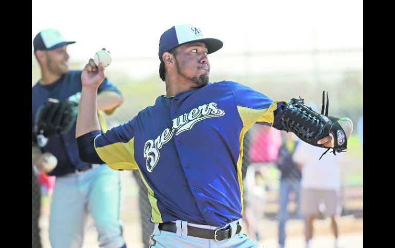 El lanzador michoacano de los Cerveceros de Milwaukee, Yovani Gallardo, encabeza el cuerpo de pitcheo de México. AP /