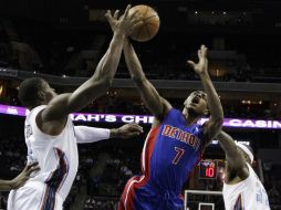 Brandon Knight (c) guió a los Pistons de Detroit a la victoria. AP /