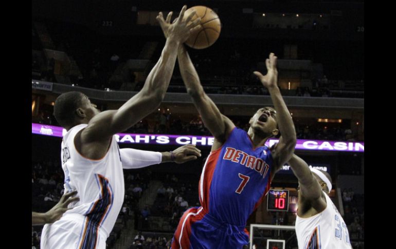 Brandon Knight (c) guió a los Pistons de Detroit a la victoria. AP /